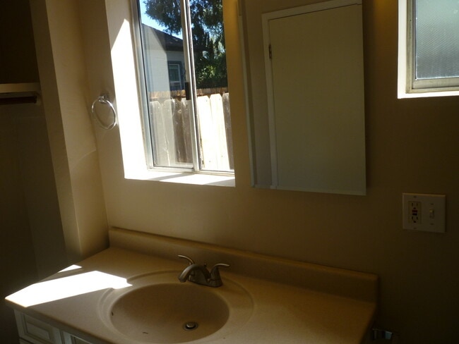 Building Photo - Cute Private Studio!!