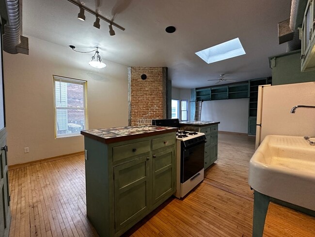 Building Photo - 123 N Broadway