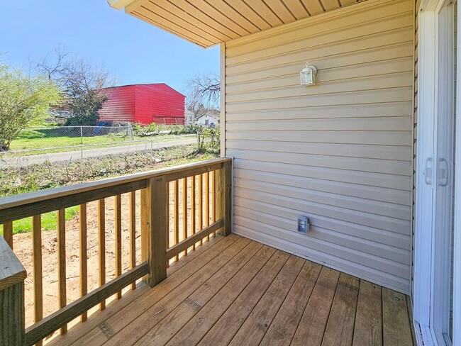 Building Photo - Knoxville 37921 - 3 bedroom 2 bath - conta...