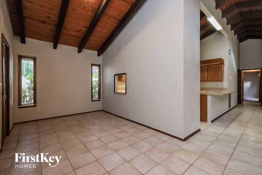 Building Photo - 2918 Deer Run N