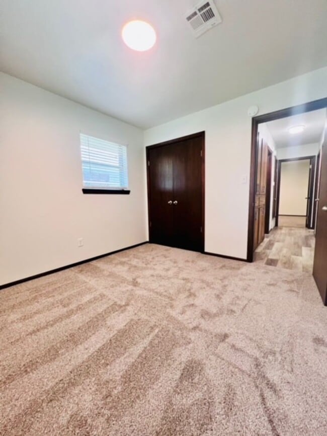 Building Photo - Very nice 3 bed 2 bath home - 1 mile from OU.