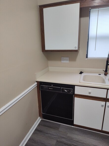 Building Photo - 301 Abbey Cir