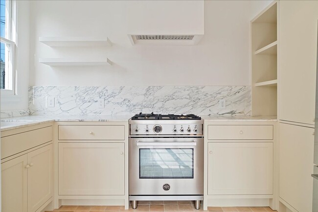 Building Photo - Beautiful Reimagined Fairfax Apartment - C...