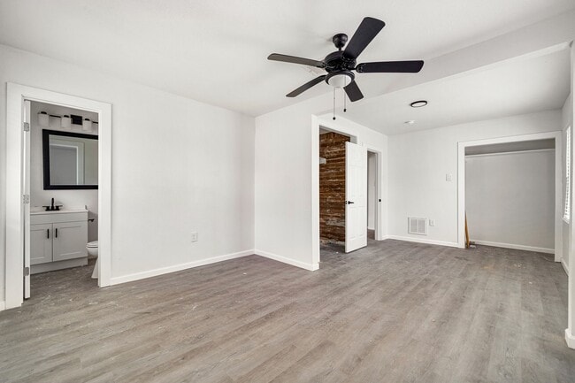 Building Photo - 404 Glenmore Dr