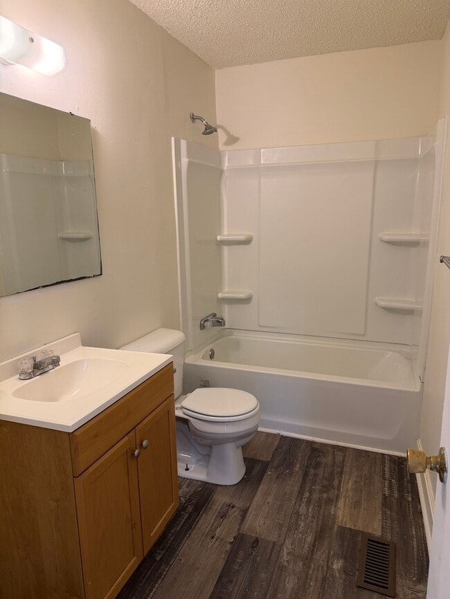 Building Photo - 108 Suzanne Cir