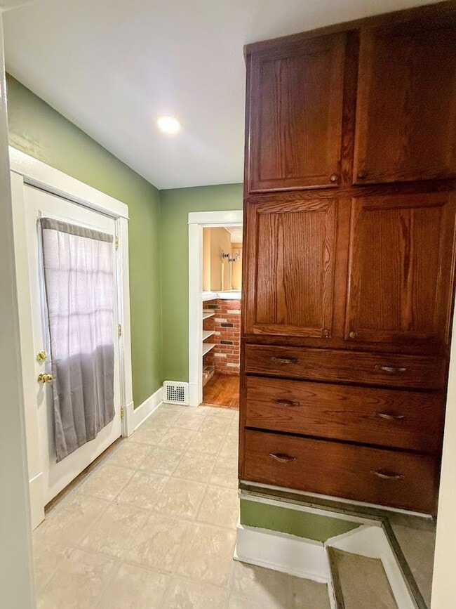 Building Photo - Three bedroom one bathroom home for rent