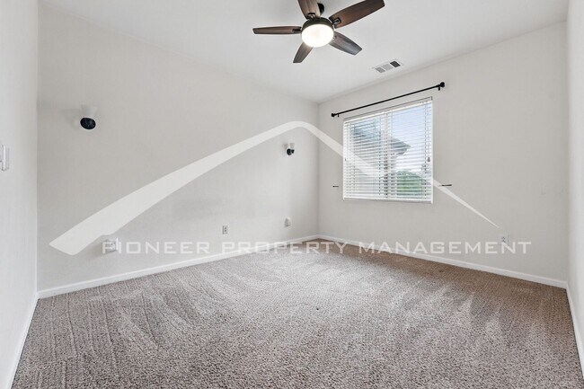 Building Photo - Spacious Condo with Central AC and Washer/...
