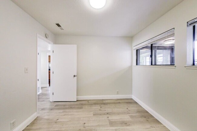 Building Photo - Updated Apartment near BART.  6 Weeks Free!