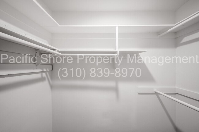 Building Photo - Updated 3-Bedroom First-Floor Condo in Prime Santa Monica Location