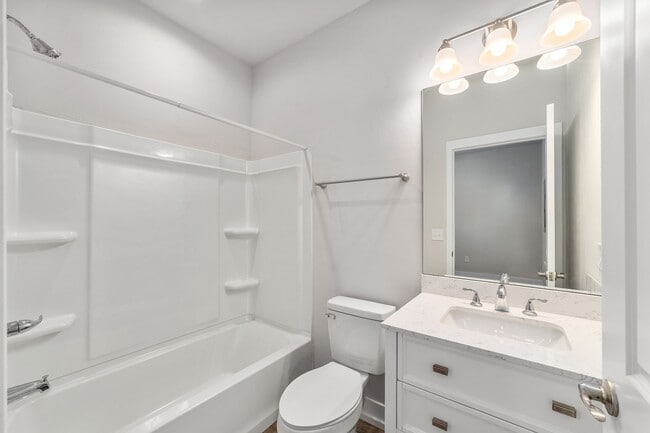 Building Photo - Built in 2024 a 2 bed 2 bath