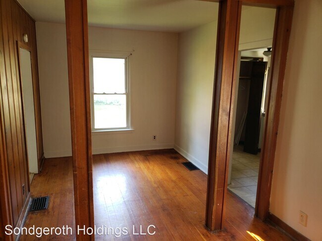 Building Photo - 2 br, 1 bath House - 404 4th St.