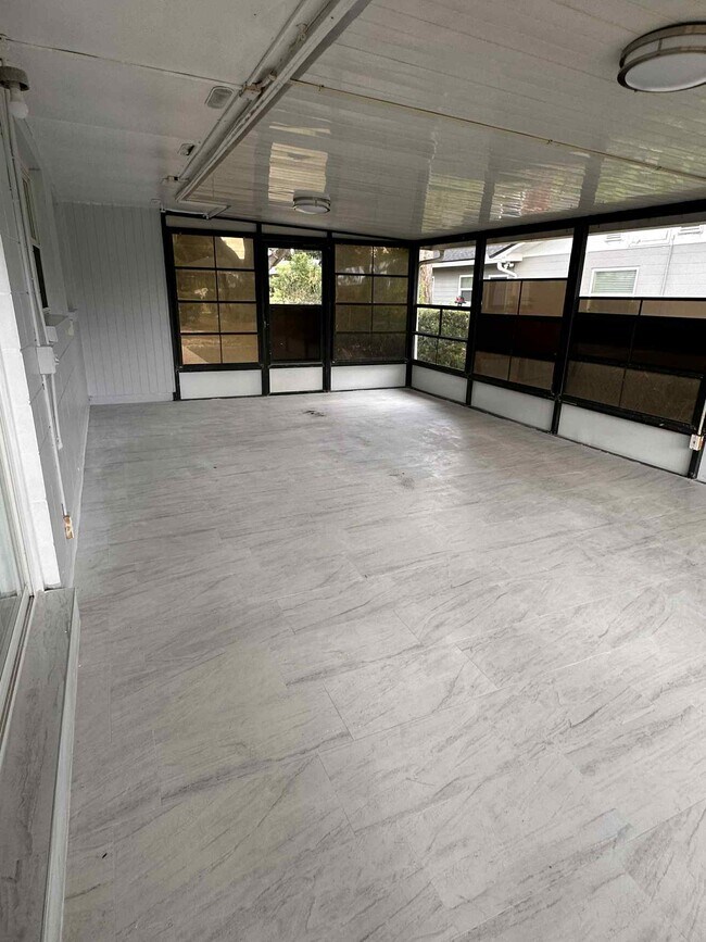 Building Photo - 1900 Manor Cir SE