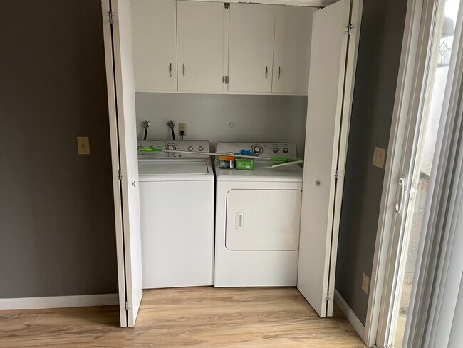 Washer and Dryer in unit - 634 Villa Rd