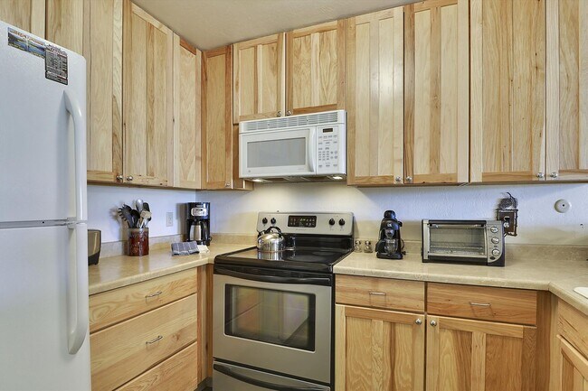 Building Photo - 2090 Chalet Rd