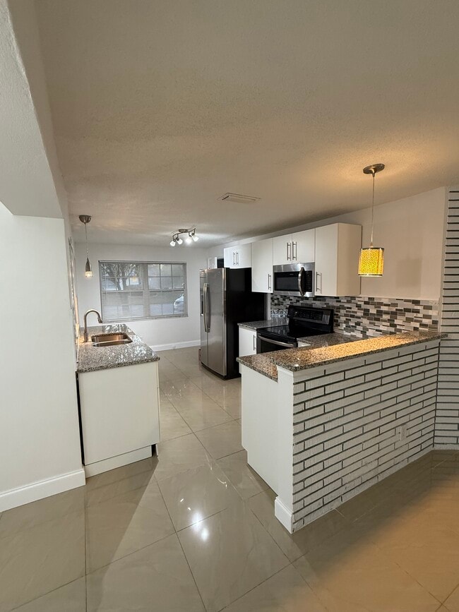 Building Photo - 1481 Barry St