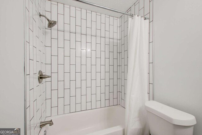 Building Photo - 2470 Stonegate Dr
