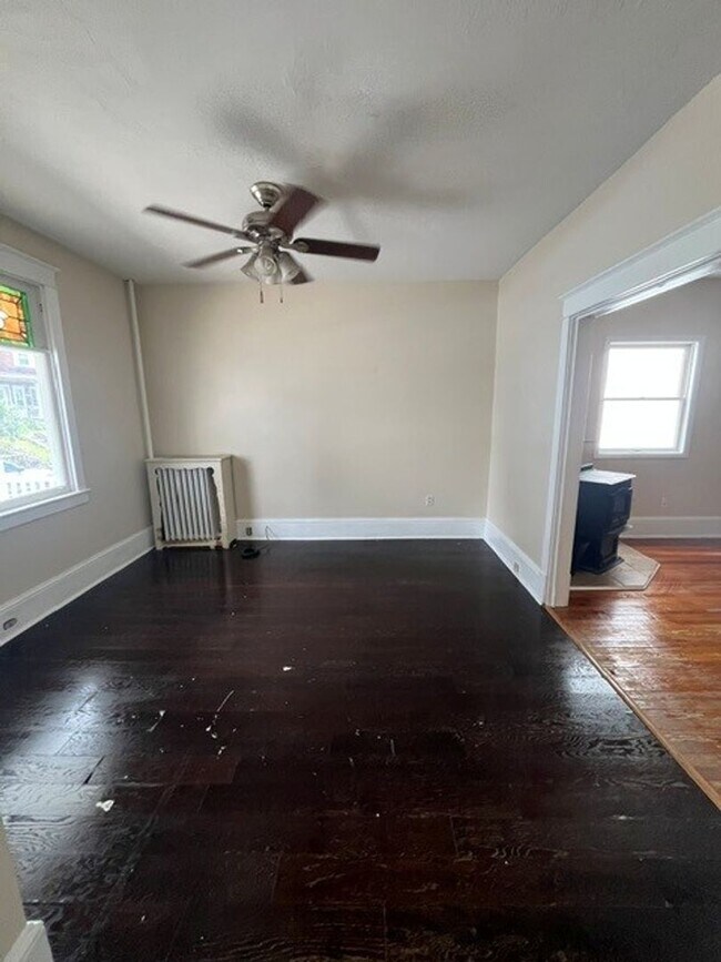 Building Photo - 3 bedroom 1 bathroom
