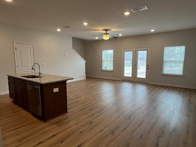 Building Photo - 967 Horse Mountain Rd