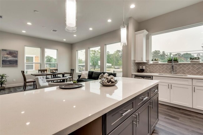 Building Photo - 3362 Pinemont Dr
