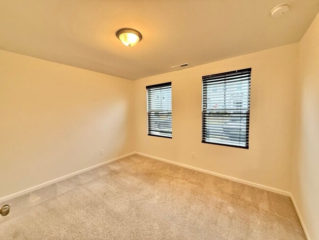 Building Photo - Stunning 3BD, 3.5BA Raleigh Townhome in the Desirable 5401 North Community Within Walking Distanc...