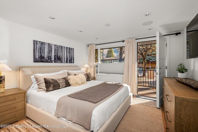 Building Photo - 731 S Mill St