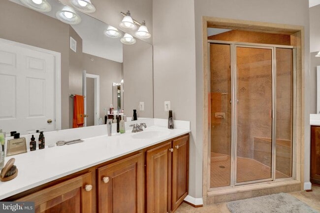 Building Photo - 2460 Eastbourne Dr