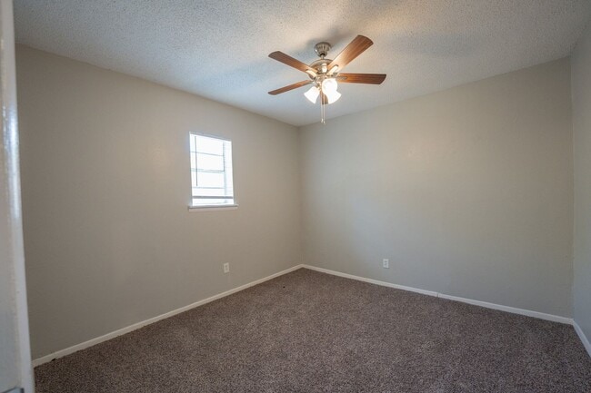 Building Photo - 3 bedroom home in Mesquite!