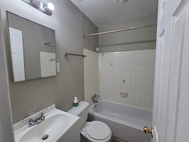 Building Photo - 3021 Ashwood St
