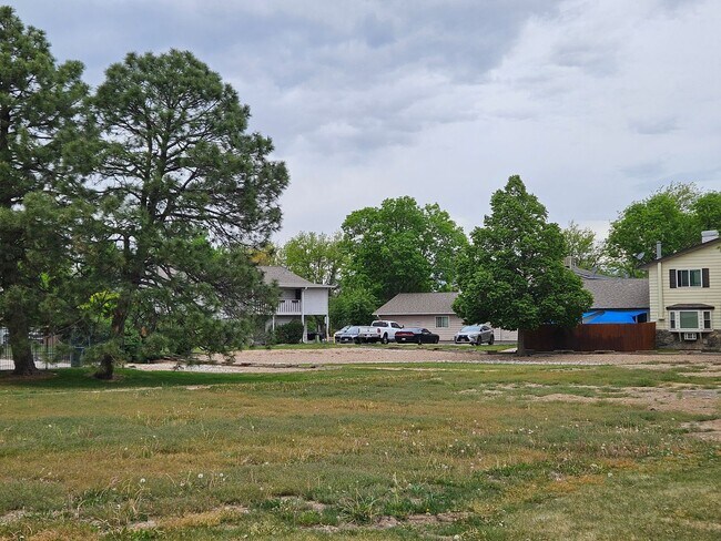 Building Photo - Serene 2 Bedroom 1 1/2 Bath Aurora Townhom...