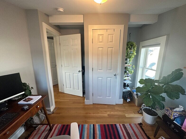 Building Photo - 287 Beacon St