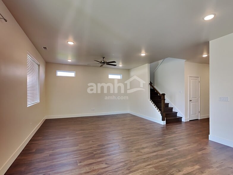 Building Photo - 305 Smith Dr