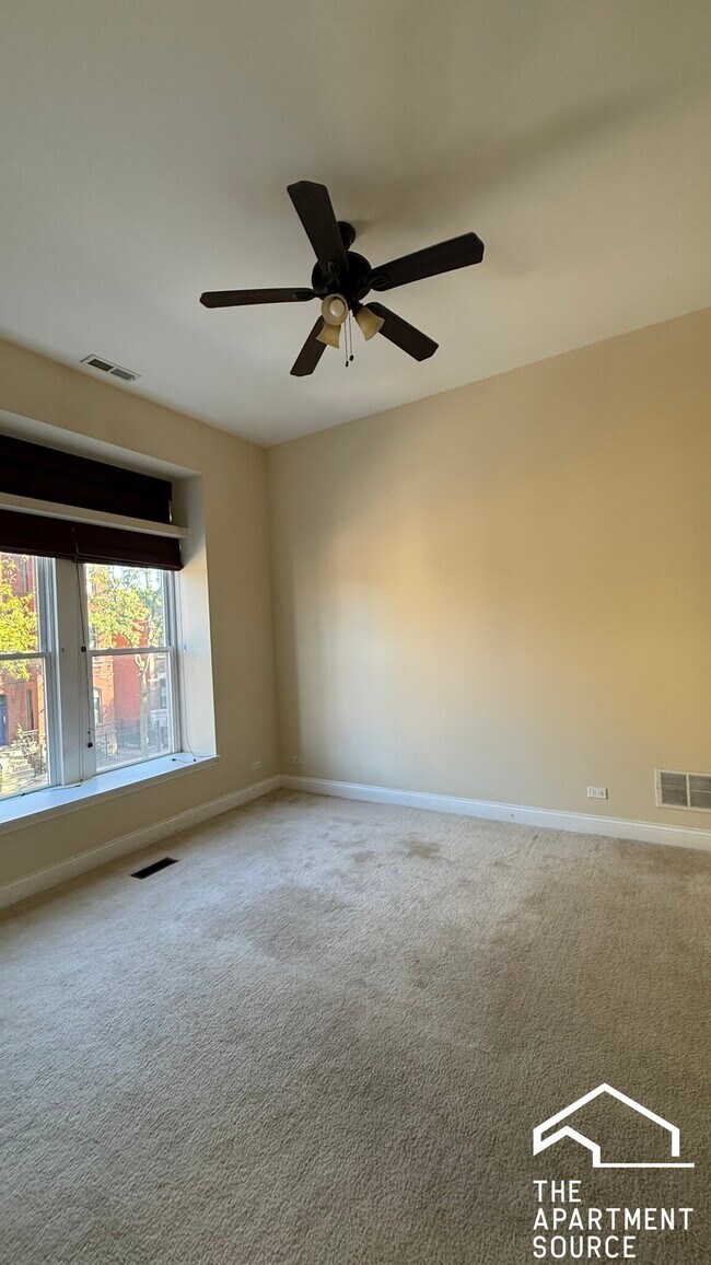 Building Photo - 1010 S Oakley Ave