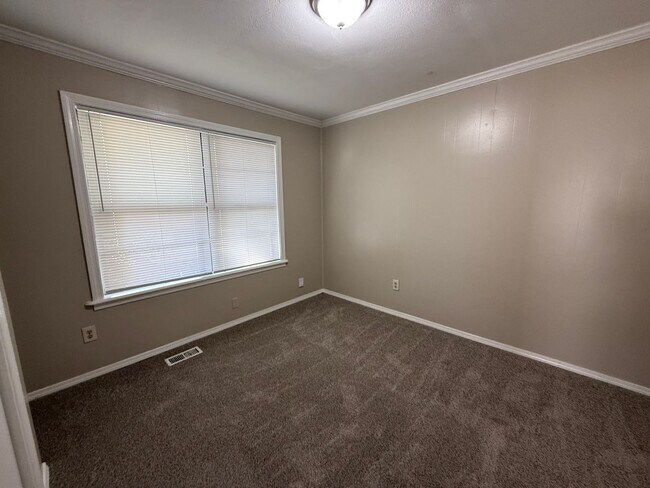 Building Photo - Huge 4 Bedroom in West Tulsa