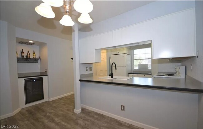 Building Photo - 2020 Mesquite Ln