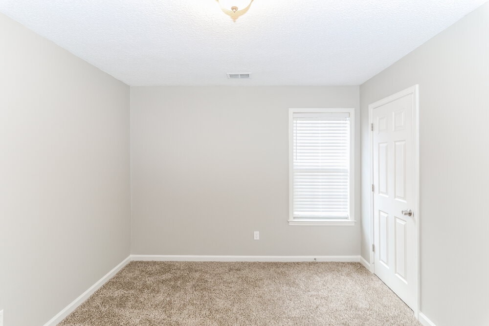Building Photo - 5896 Pipers Green Ln