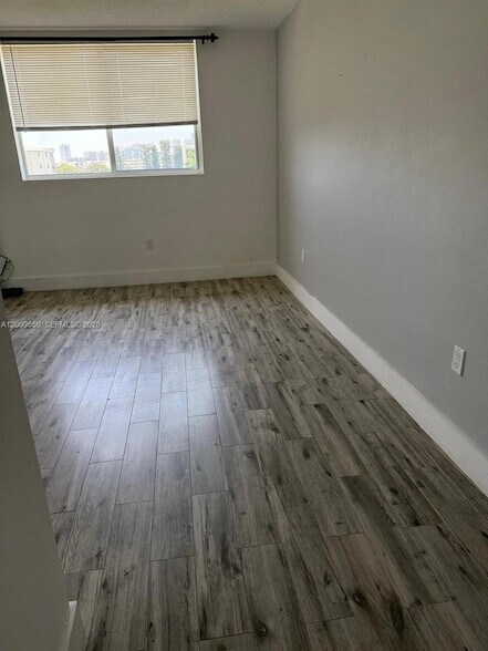Building Photo - 2851 Leonard Dr