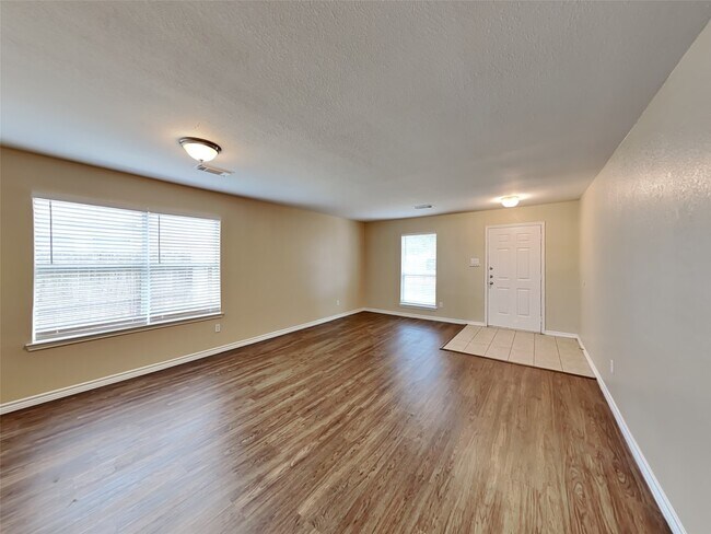 Building Photo - 226 Golden Oak Dr