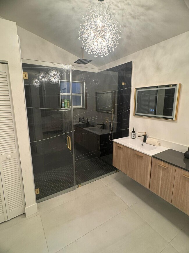 Building Photo - 18 Selby Ln