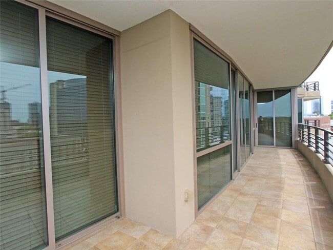 Building Photo - 700 Park Regency Pl NE