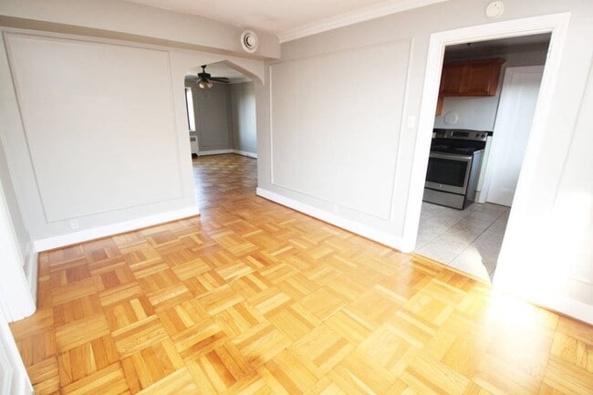 Building Photo - Bellevue Gables