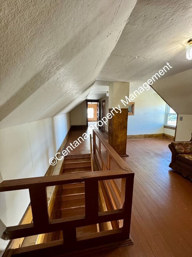 Building Photo - Huge 3 bedroom house with 2 bonus rooms an...