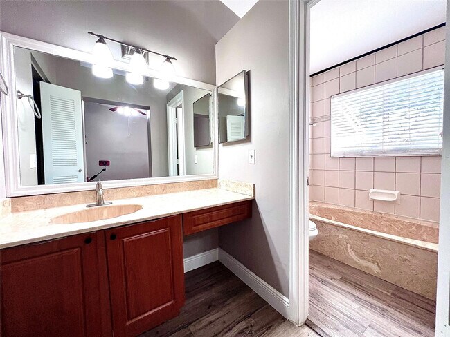 Building Photo - 2246 Discovery Cir W