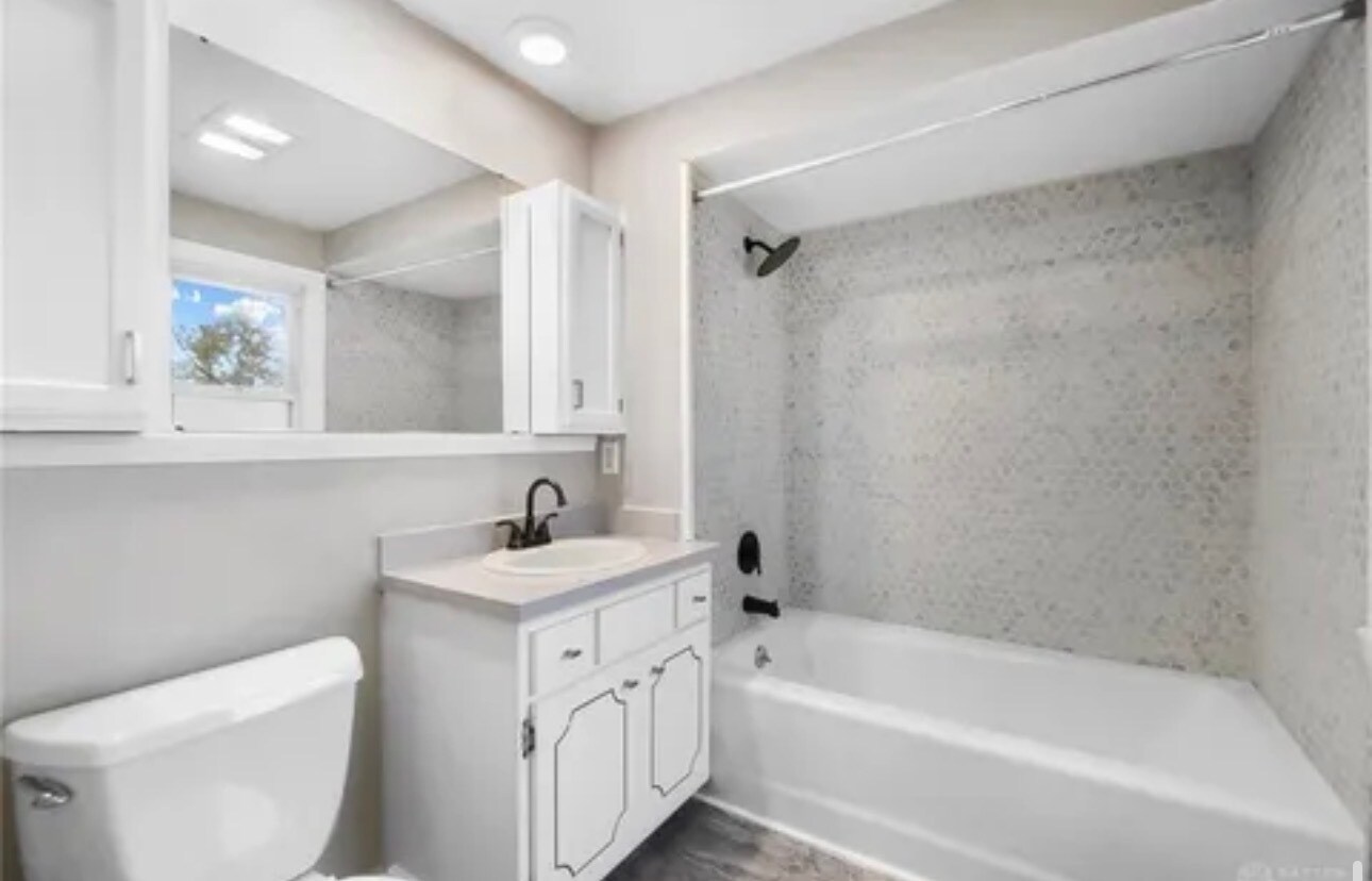 Building Photo - 2116 Moreland Ave