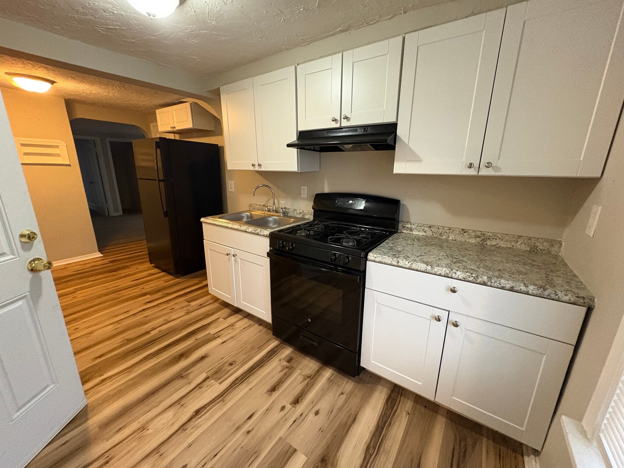 Building Photo - 10012 Robinson Ave