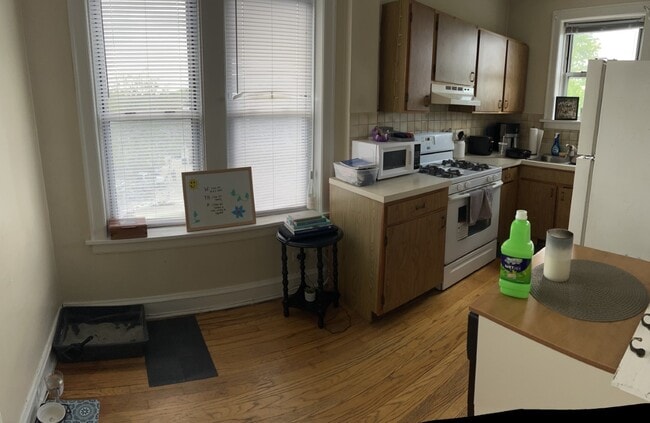 Building Photo - 4038 N Southport Ave