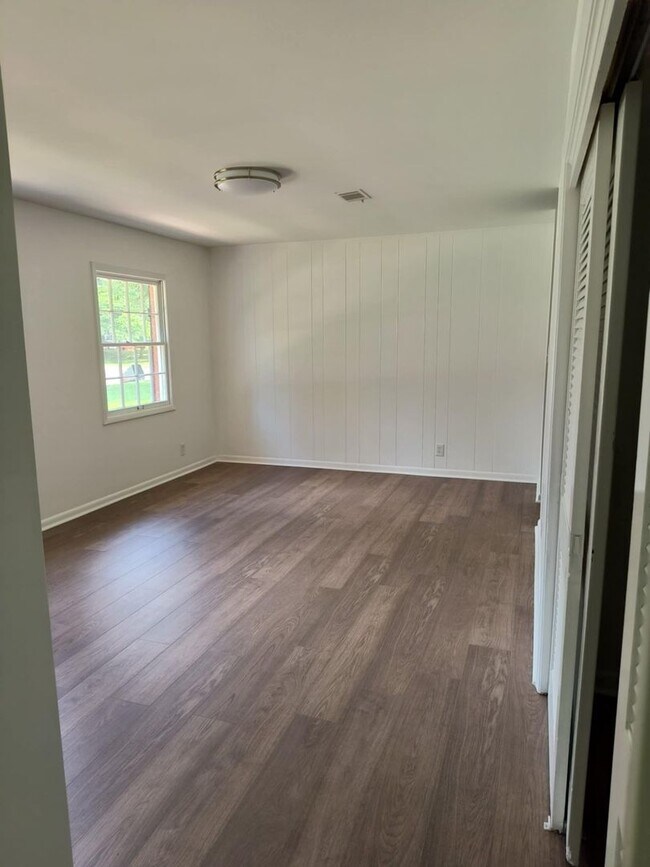 Building Photo - Fully Renovated 3 Bedroom, 2 Bath Home **M...