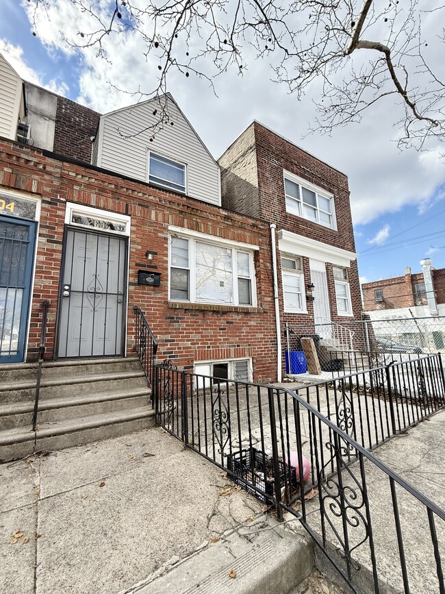 Building Photo - 2602 S 61st St