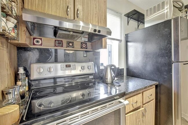 Building Photo - 9949 Twin Lakes Dr
