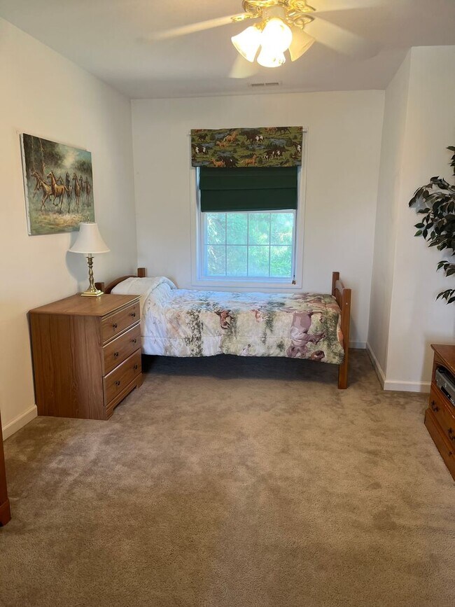 Building Photo - 3 Bedroom/2 Bathroom Furnished Rental Available through March 31, 2027