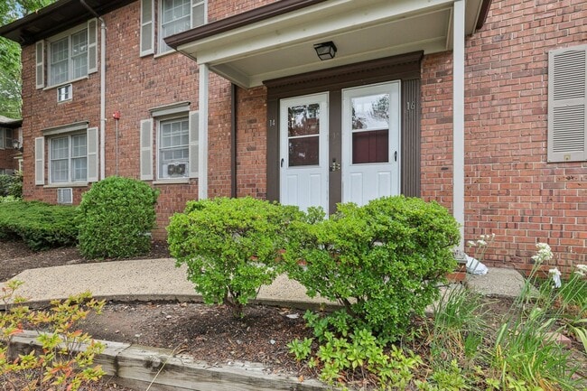 Primary Photo - 14 A Lakeside Dr